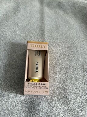 TRULY Hydrating Lip Gloss in Vanilla Baby Brand New in Box!!!